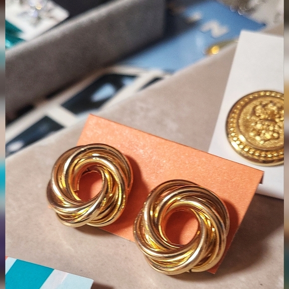 Elegant Gold-Tone Twisted Earrings VTG style - Picture 7 of 7